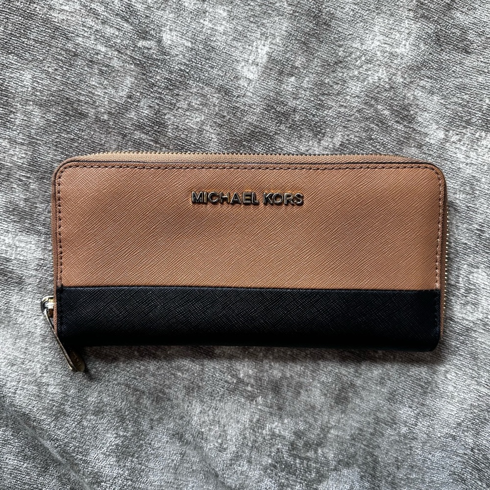 Michael Kors Jet Set Travel Quarter-Zip Wallet